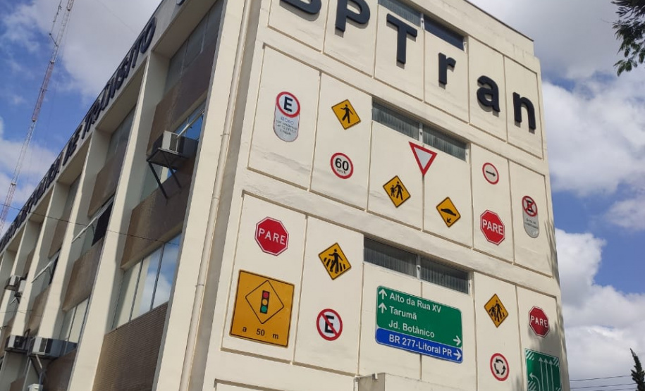 BPTran cria mosaico com placas de sinalização de trânsito para caracterizar identidade visual da unidade