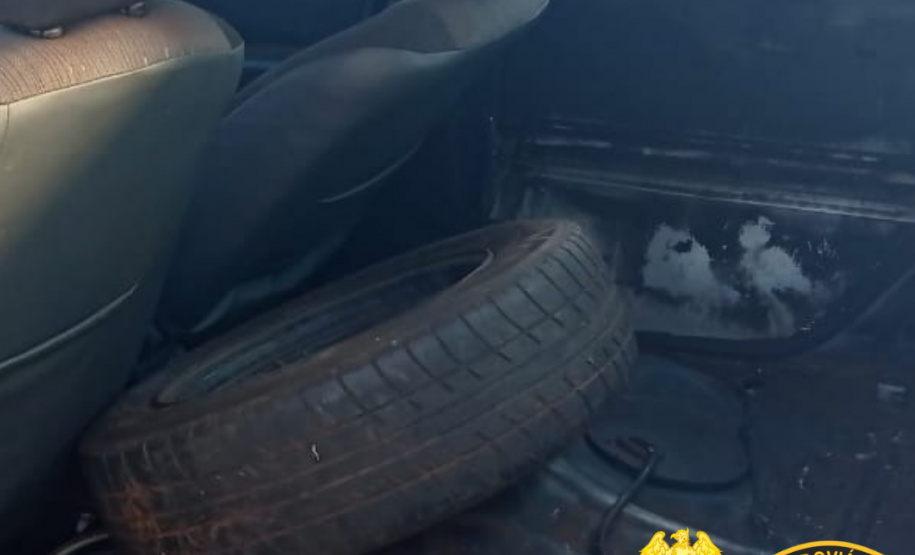 BPRv apreende dois carros carregados com três mil cigarros e dois equipados com rádio transmissor no Paraná