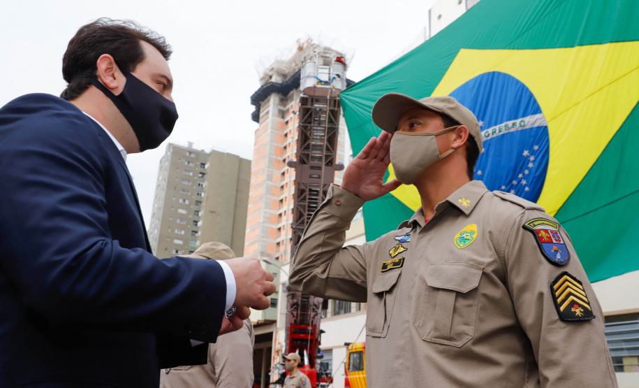 Governador entrega 15 novas viaturas para o Corpo de Bombeiros