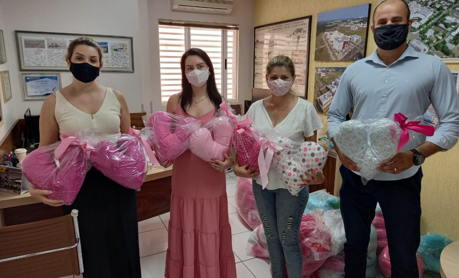 Presos da PIC produzem 200 almofadas de coração para mulheres em tratamento de câncer de mama