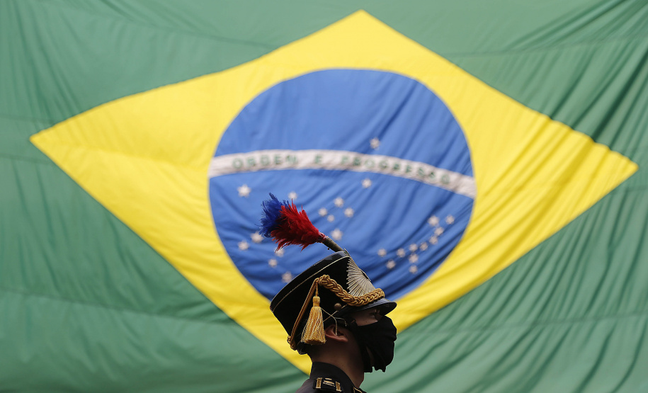 Governador entrega 15 novas viaturas para o Corpo de Bombeiros