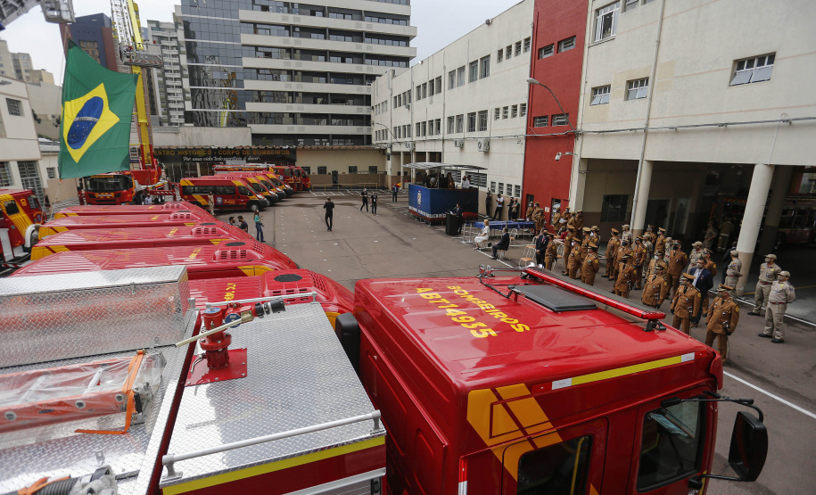 Governador entrega 15 novas viaturas para o Corpo de Bombeiros