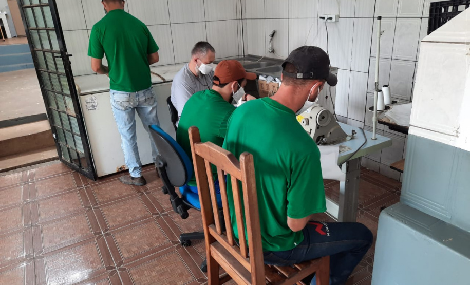 Presos da Cadeia de Laranjeiras do Sul produzem máscaras para a secretaria de saúde do município
