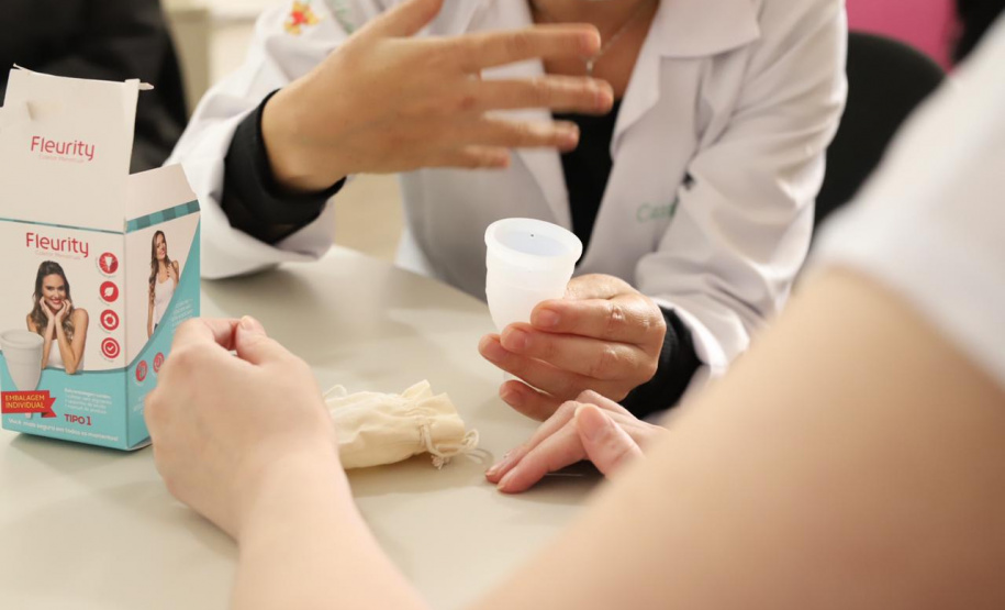 Presas da Penitenciária Feminina do Paraná recebem coletores menstruais