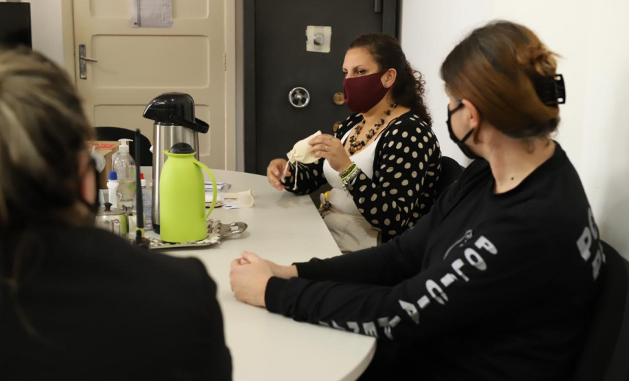 Presas da Penitenciária Feminina do Paraná recebem coletores menstruais