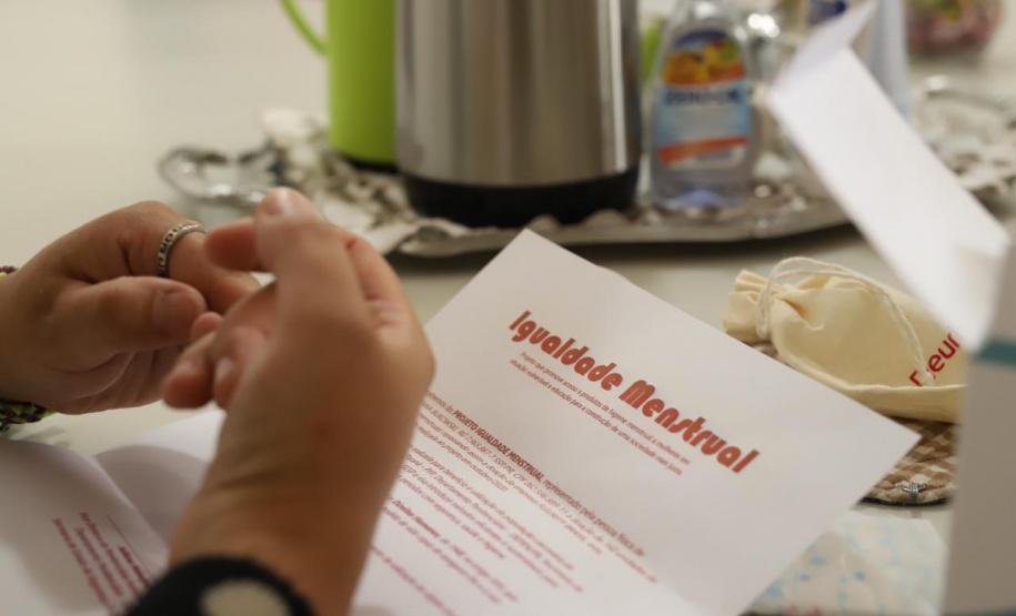 Presas da Penitenciária Feminina do Paraná recebem coletores menstruais