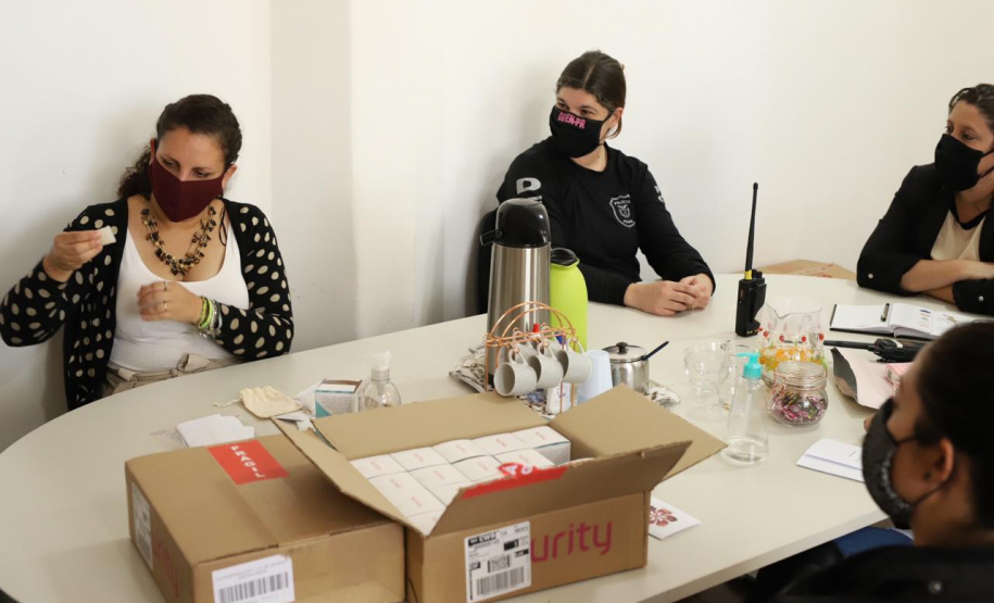 Presas da Penitenciária Feminina do Paraná recebem coletores menstruais