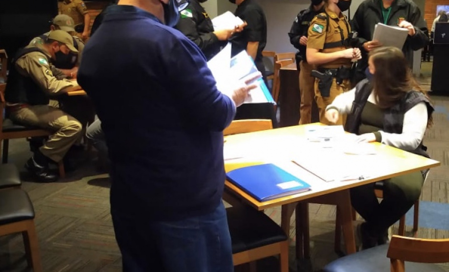 Com equipes no litoral em Curitiba, AIFU fecha cinco estabelecimentos comerciais no último fim de semana