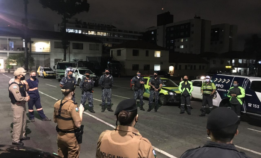 Com equipes no litoral em Curitiba, AIFU fecha cinco estabelecimentos comerciais no último fim de semana