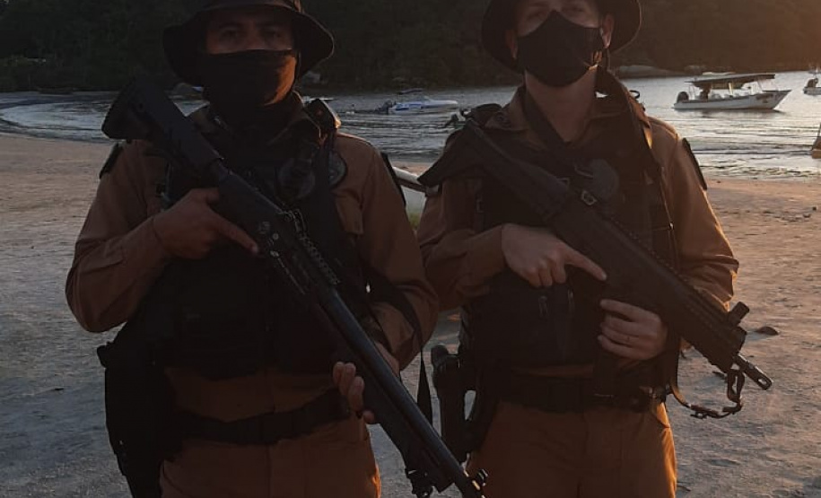 Policiais militares salvam três pessoas que caíram de jet-ski no Canal da Galeta, no Litoral do estado