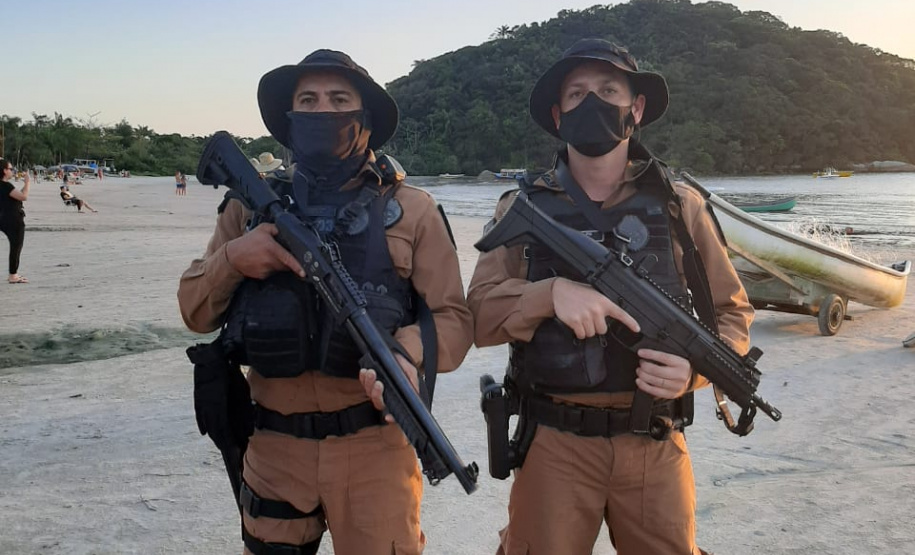 Policiais militares salvam três pessoas que caíram de jet-ski no Canal da Galeta, no Litoral do estado
