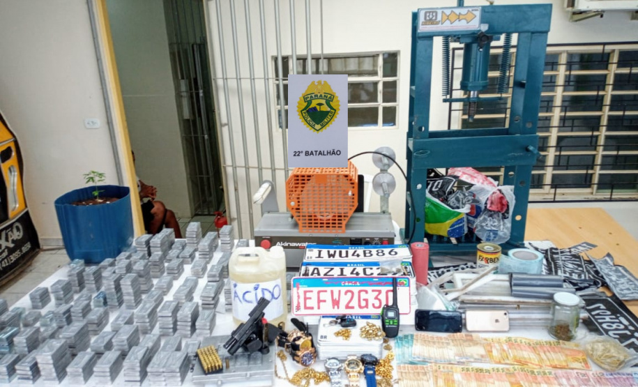 PM descobre fábrica de placas clonadas e prende homem após fuga na RMC