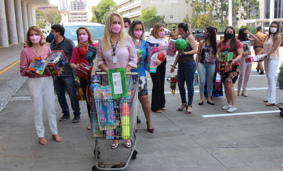 Polícia Militar doa quase 500 brinquedos a campanha Paraná Piá do Governo do Estado