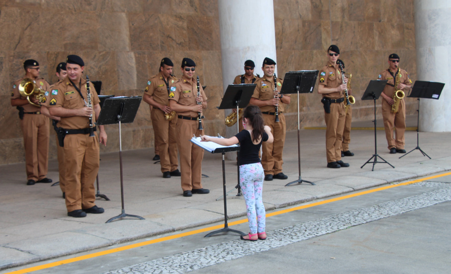 Polícia Militar doa quase 500 brinquedos a campanha Paraná Piá do Governo do Estado