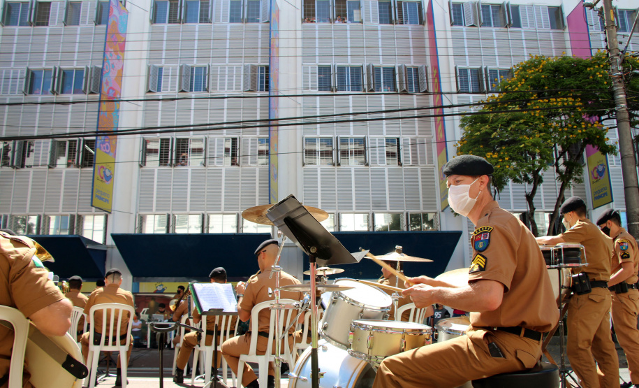 Banda da PM faz apresentação para pacientes do Hospital Pequeno Príncipe em comemoração ao Dia das Crianças