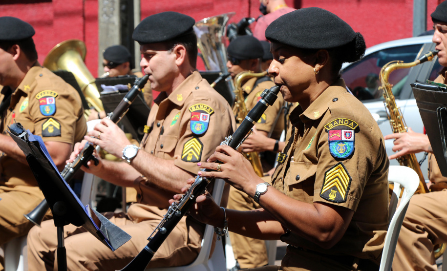 Banda da PM faz apresentação para pacientes do Hospital Pequeno Príncipe em comemoração ao Dia das Crianças