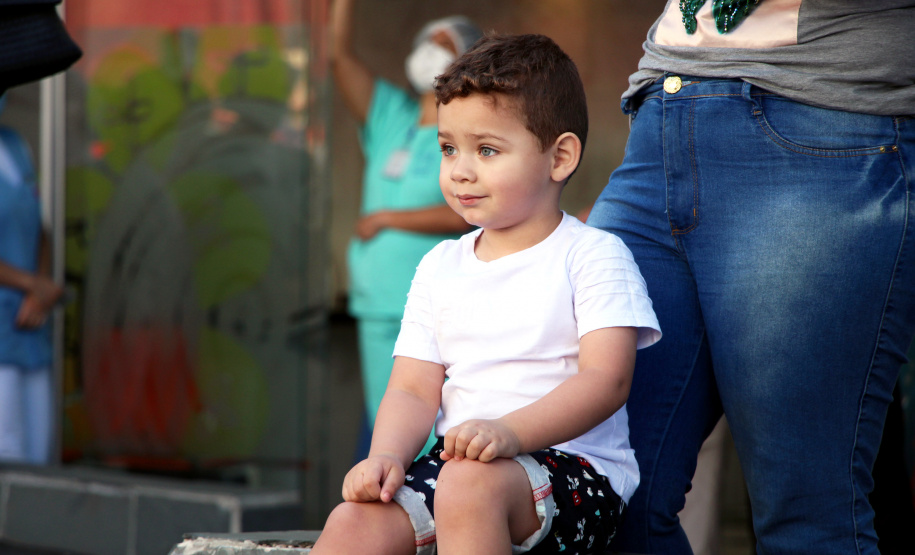 Banda da PM faz apresentação para pacientes do Hospital Pequeno Príncipe em comemoração ao Dia das Crianças