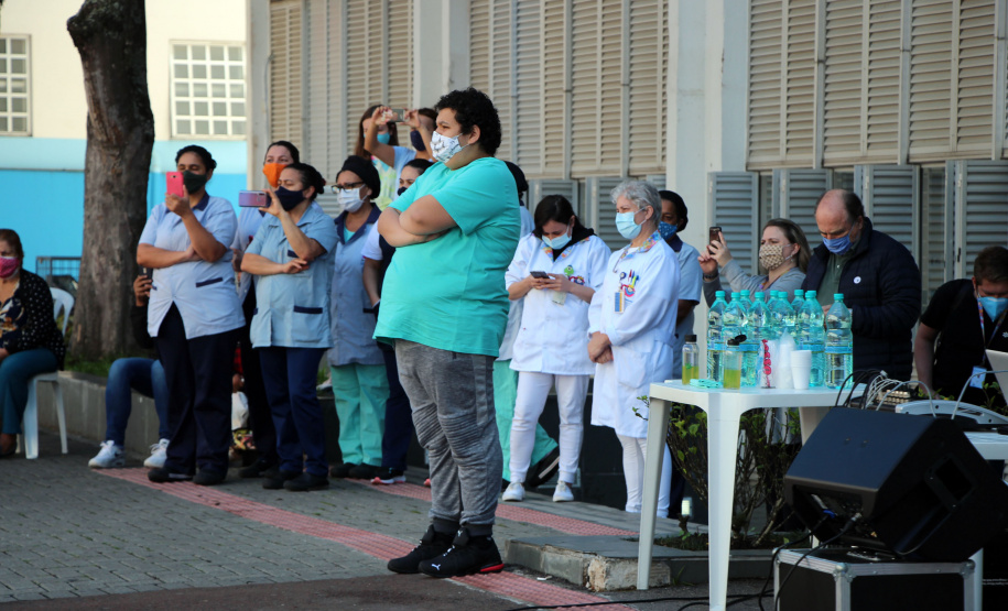 Banda da PM faz apresentação para pacientes do Hospital Pequeno Príncipe em comemoração ao Dia das Crianças