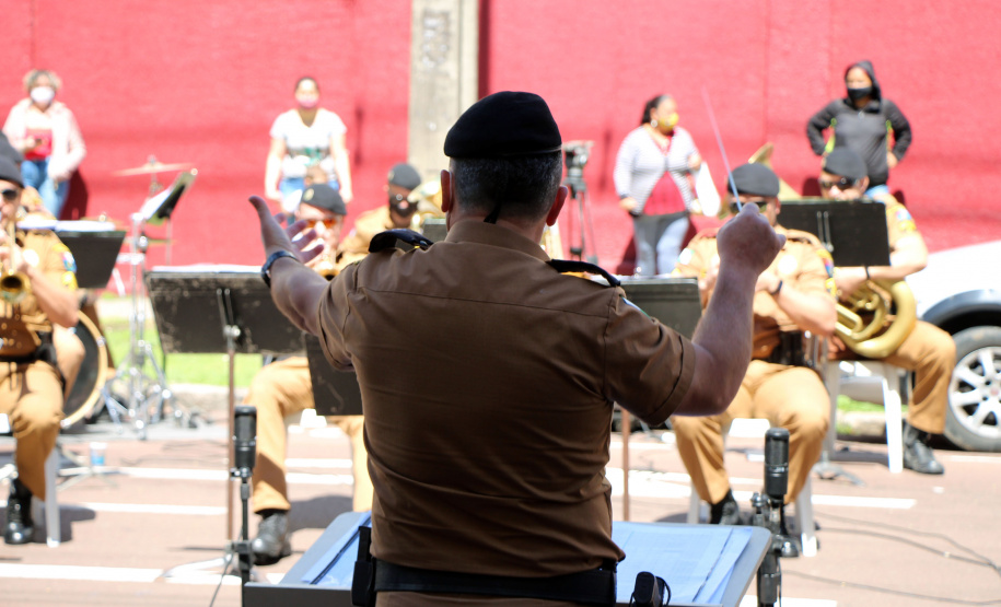 Banda da PM faz apresentação para pacientes do Hospital Pequeno Príncipe em comemoração ao Dia das Crianças