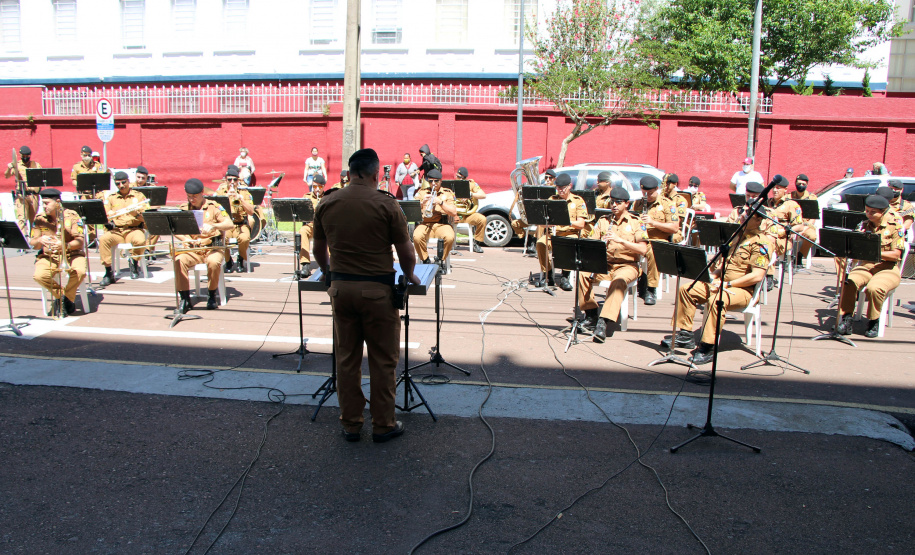 Banda da PM faz apresentação para pacientes do Hospital Pequeno Príncipe em comemoração ao Dia das Crianças