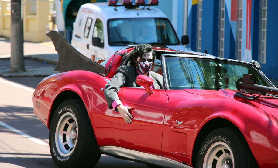 Banda da PM faz apresentação para pacientes do Hospital Pequeno Príncipe em comemoração ao Dia das Crianças