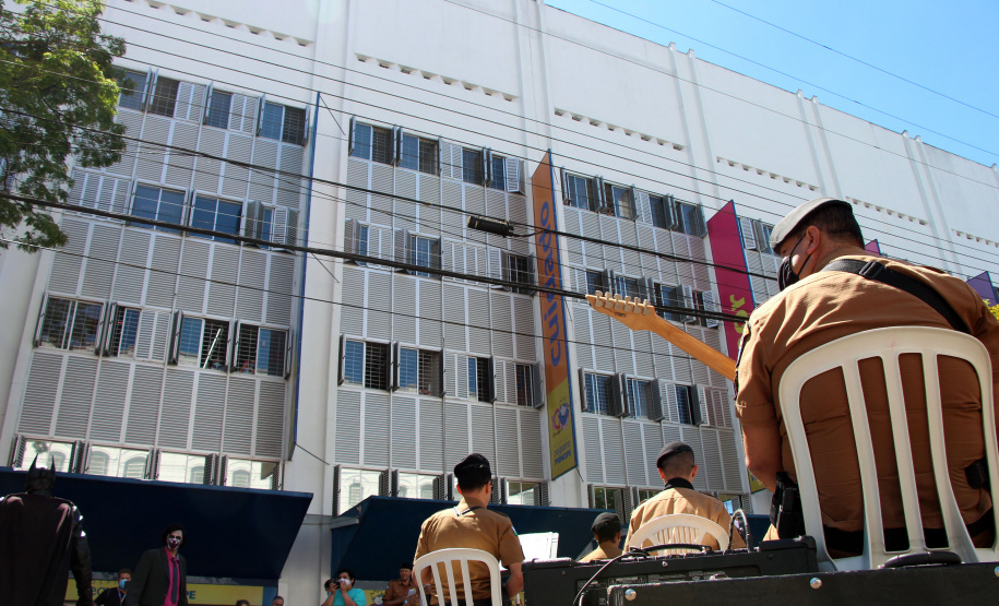 Banda da PM faz apresentação para pacientes do Hospital Pequeno Príncipe em comemoração ao Dia das Crianças