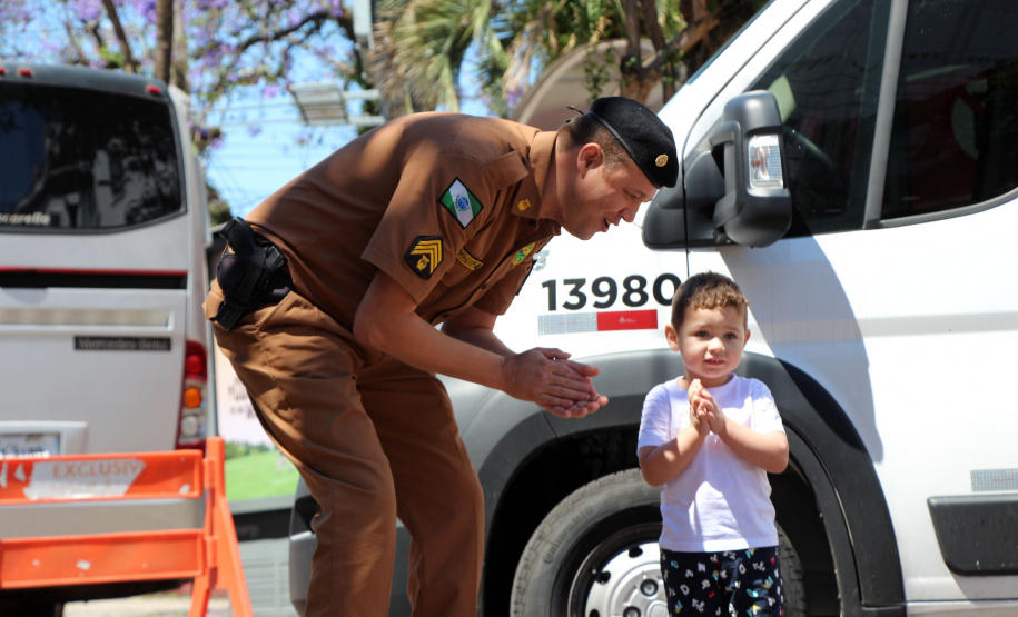 Banda da PM faz apresentação para pacientes do Hospital Pequeno Príncipe em comemoração ao Dia das Crianças