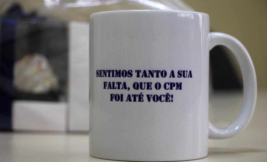 Colégio da Polícia Militar presta homenagem aos professores com entrega de mimo em casa