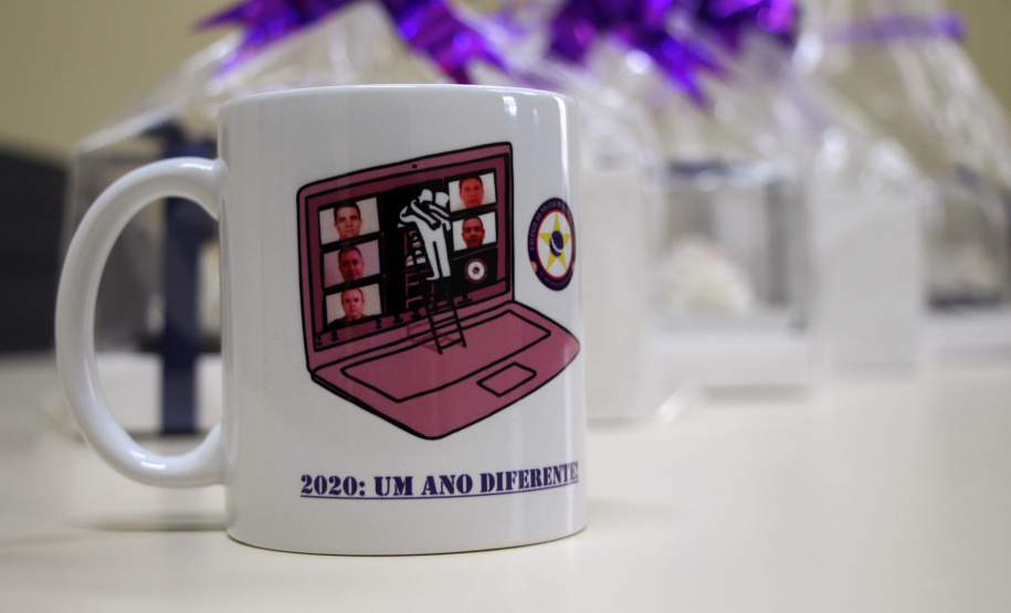 Colégio da Polícia Militar presta homenagem aos professores com entrega de mimo em casa