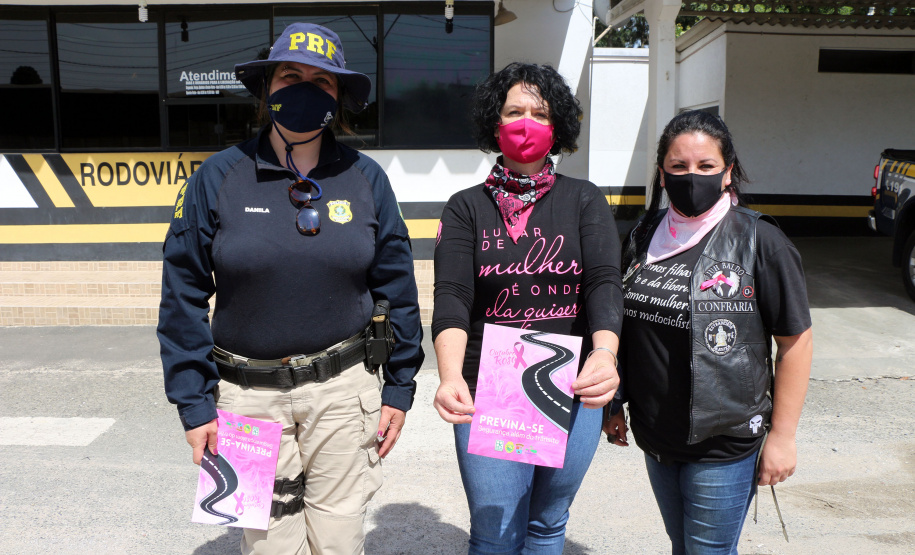 Policiais femininas fazem blitz de conscientização sobre prevenção ao câncer de mama em rodovia da RMC