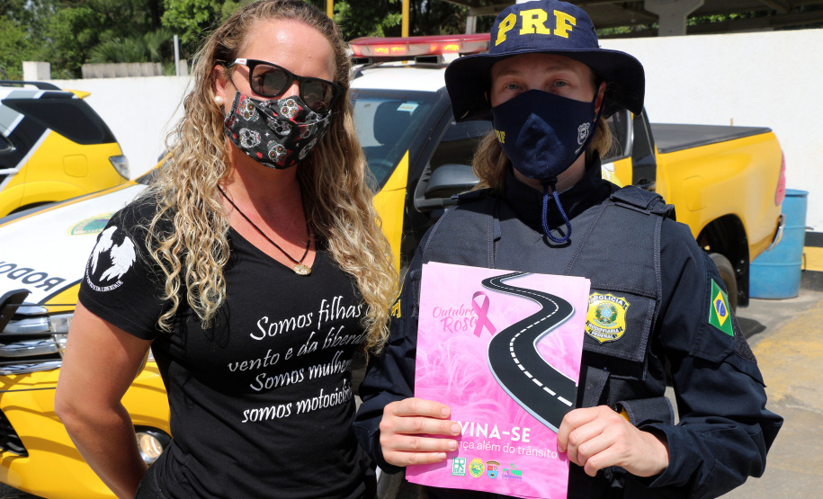 Policiais femininas fazem blitz de conscientização sobre prevenção ao câncer de mama em rodovia da RMC