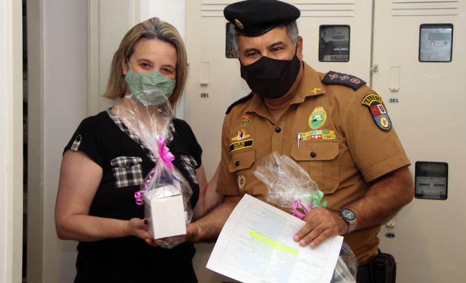 Colégio da Polícia Militar presta homenagem aos professores com entrega de mimo em casa