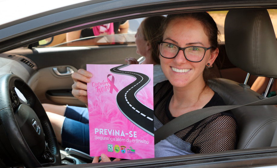 Policiais femininas fazem blitz de conscientização sobre prevenção ao câncer de mama em rodovia da RMC