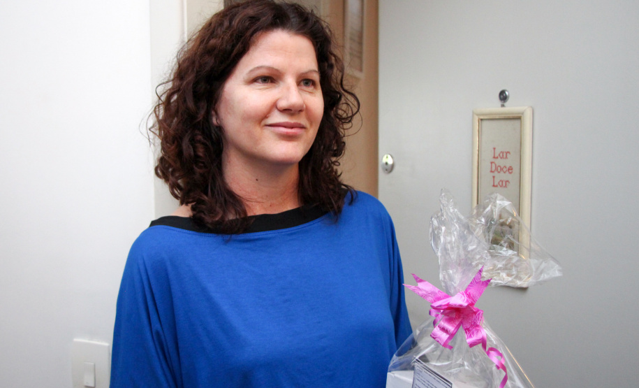 Colégio da Polícia Militar presta homenagem aos professores com entrega de mimo em casa