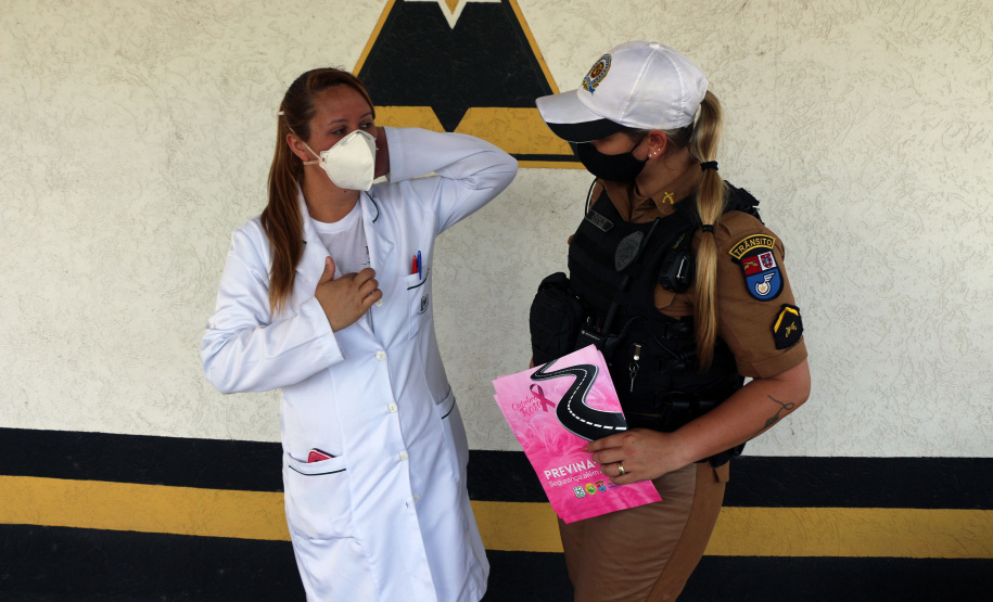 Policiais femininas fazem blitz de conscientização sobre prevenção ao câncer de mama em rodovia da RMC