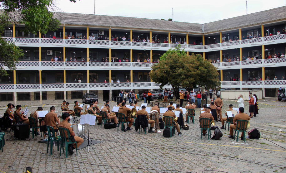 Banda de Música da PM faz apresentação em comemoração ao Dia do Professor em Curitiba