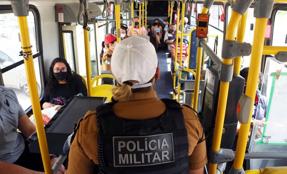 Policiais femininas fazem blitz de conscientização sobre prevenção ao câncer de mama em rodovia da RMC