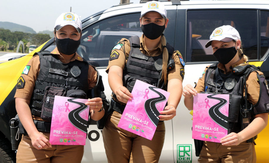 Policiais femininas fazem blitz de conscientização sobre prevenção ao câncer de mama em rodovia da RMC