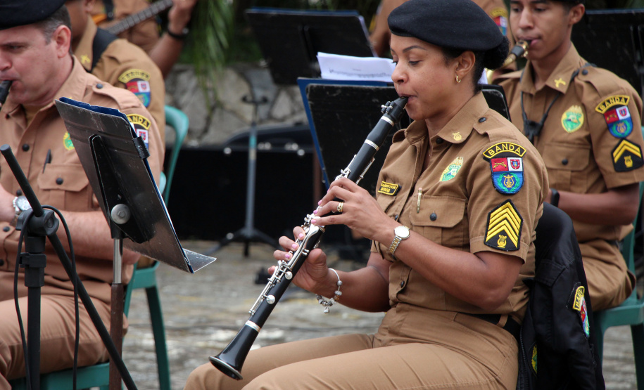 Banda de Música da PM faz apresentação em comemoração ao Dia do Professor em Curitiba