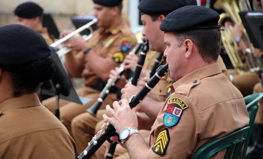 Banda de Música da PM faz apresentação em comemoração ao Dia do Professor em Curitiba