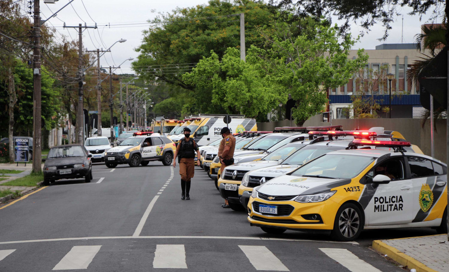 Bloqueios de trânsito do BPTran resulta no recolhimento de 48 carros e na prisão de 10 pessoas em Curitiba