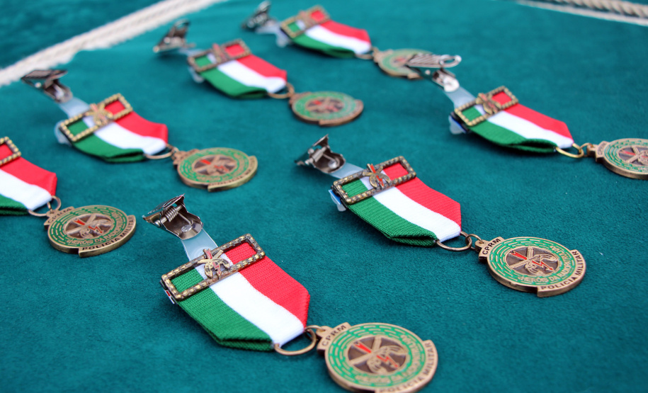 Policiais militares são homenageados durante solenidade em comemoração aos 52 anos do 13º Batalhão em Curitiba