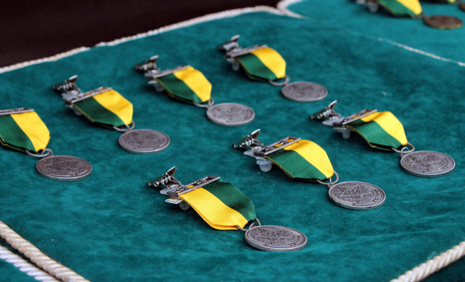 Policiais militares são homenageados durante solenidade em comemoração aos 52 anos do 13º Batalhão em Curitiba