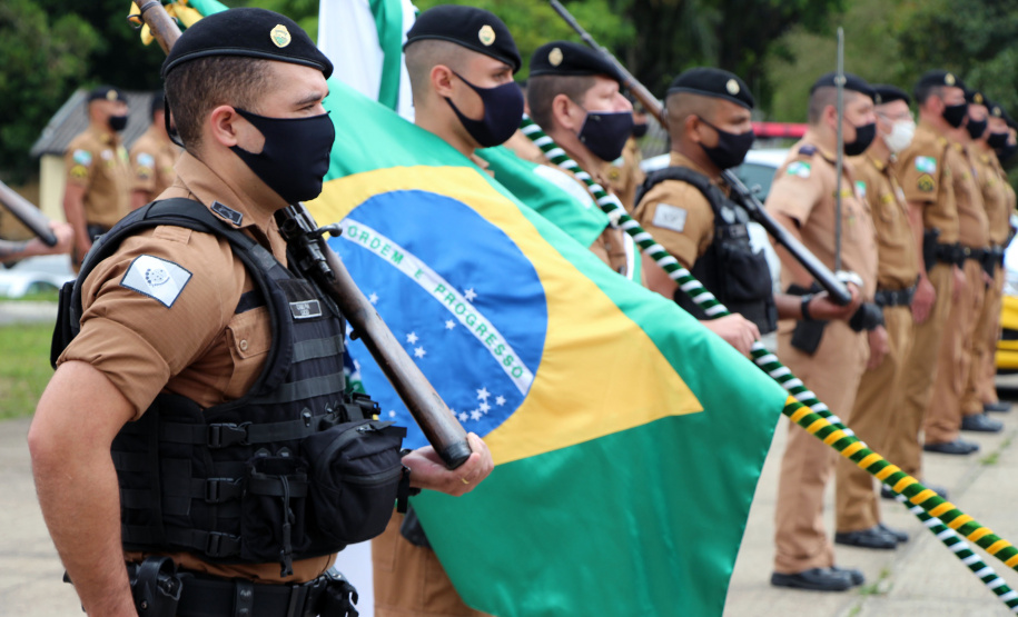 Policiais militares são homenageados durante solenidade em comemoração aos 52 anos do 13º Batalhão em Curitiba