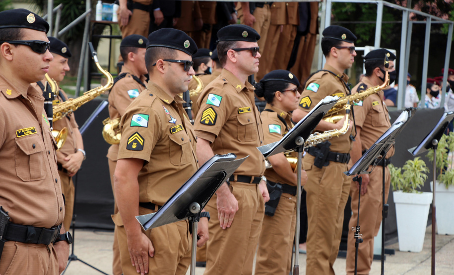 Policiais militares são homenageados durante solenidade em comemoração aos 52 anos do 13º Batalhão em Curitiba