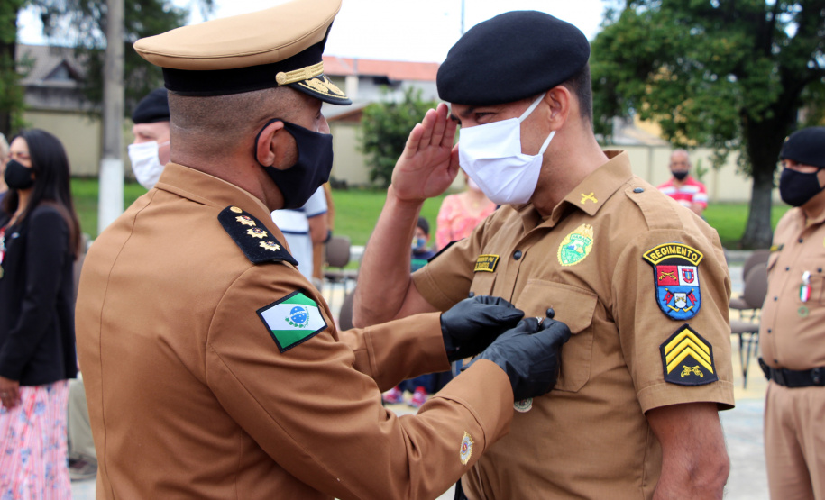 Policiais militares são homenageados durante solenidade em comemoração aos 52 anos do 13º Batalhão em Curitiba