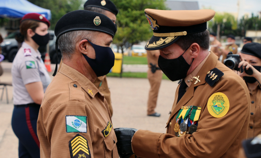 Policiais militares são homenageados durante solenidade em comemoração aos 52 anos do 13º Batalhão em Curitiba
