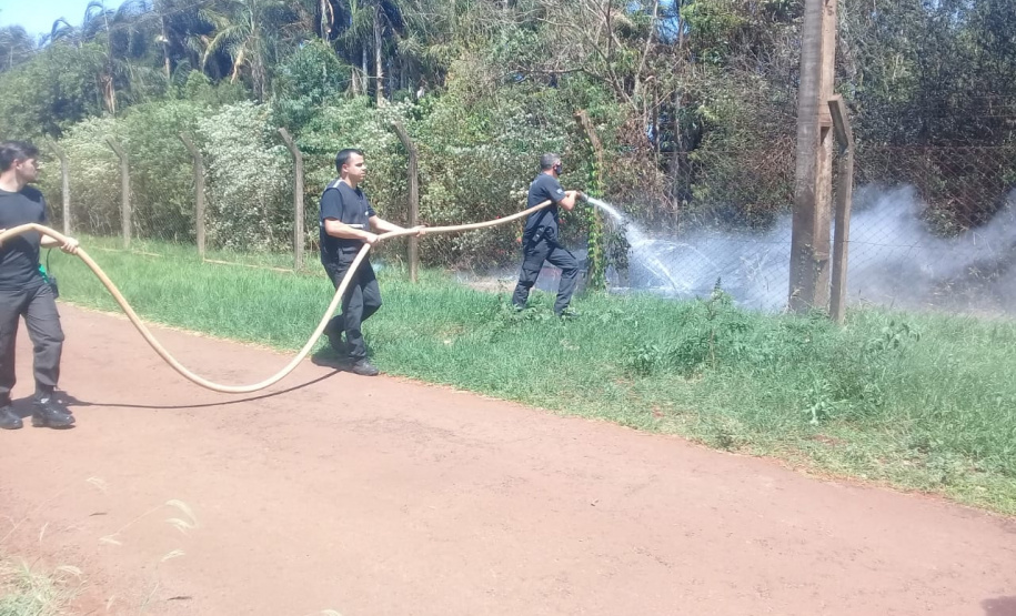 Agentes brigadistas apagam incêndio em carro que estava próximo à Penitenciária Estadual de Foz do Iguaçu