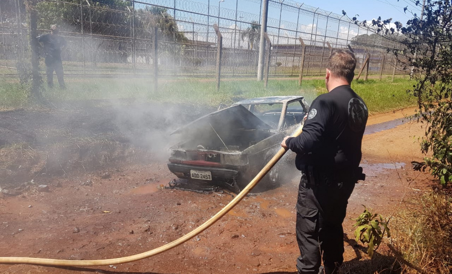 Agentes brigadistas apagam incêndio em carro que estava próximo à Penitenciária Estadual de Foz do Iguaçu