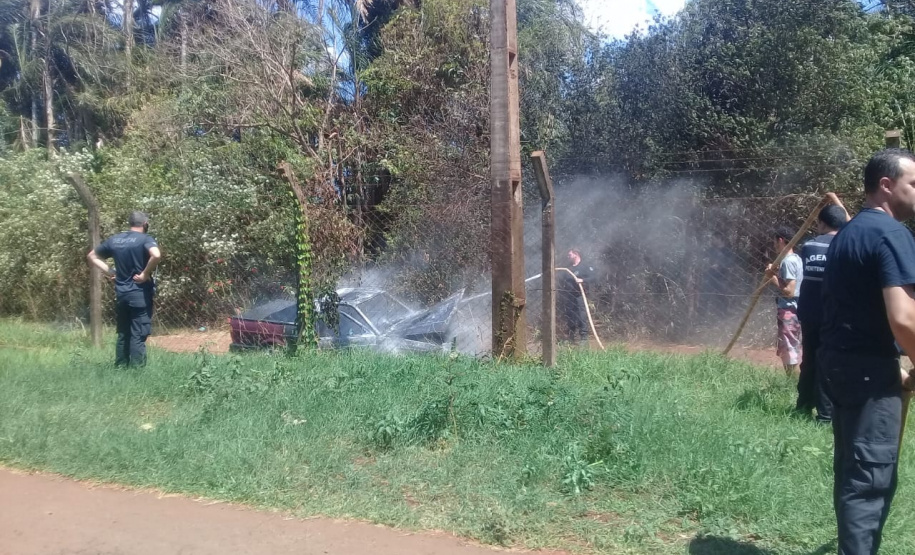 Agentes brigadistas apagam incêndio em carro que estava próximo à Penitenciária Estadual de Foz do Iguaçu